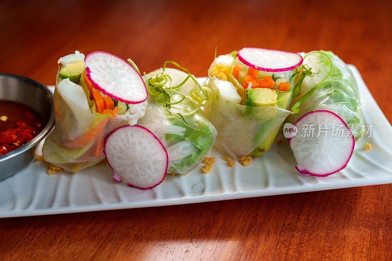 越南新鲜素食春卷，也被称为Gỏi cuốn或越南沙拉卷，是一种令人愉快和健康的开胃菜。